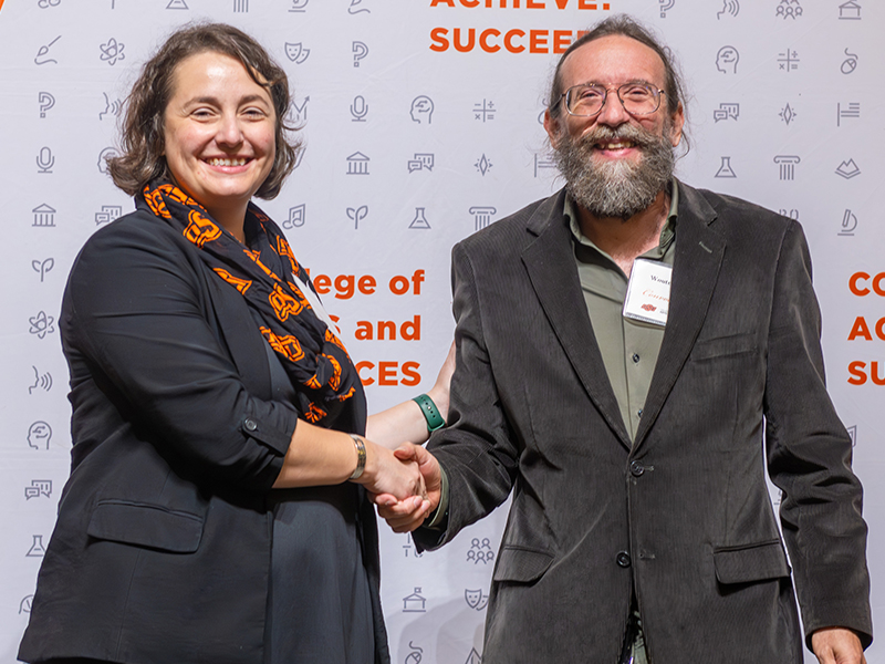 Wouter Hoff receiving his award on stage with Dean Cro