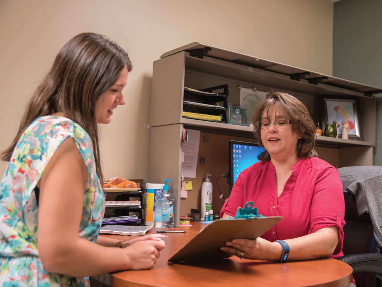 student speaking with an advisor