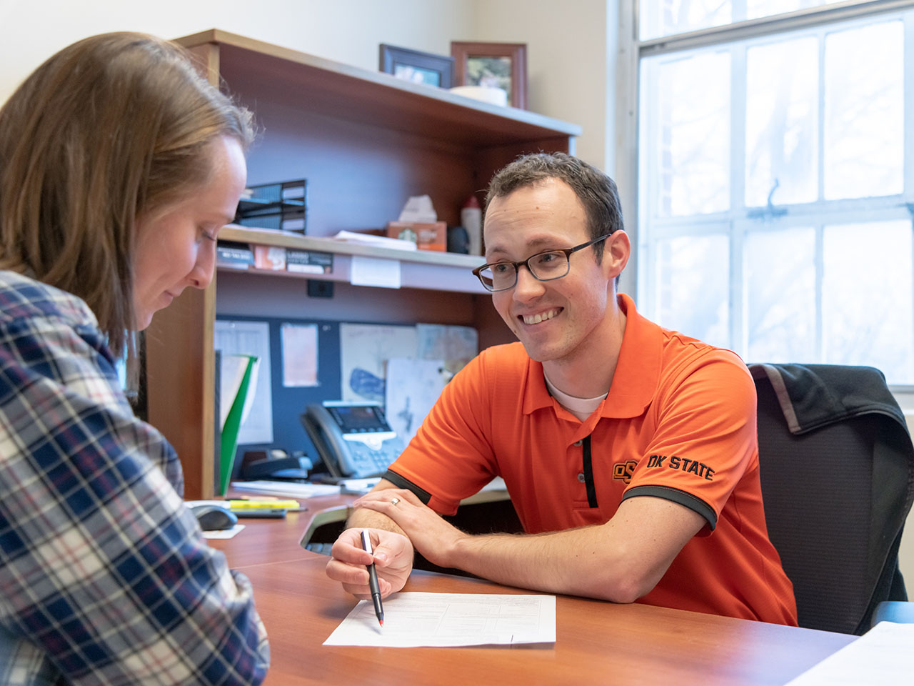 advisor talking to student