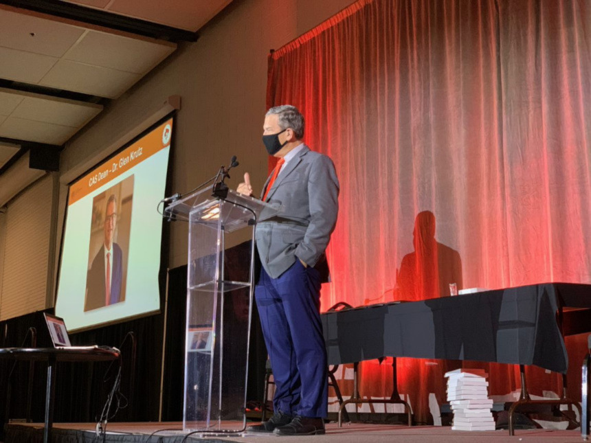 CAS Dean Dr. Glen Krutz standing at a podium speaking to banquet guests. CAS Dean Dr. Glen Krutz standing at a podium speaking to banquet guests.