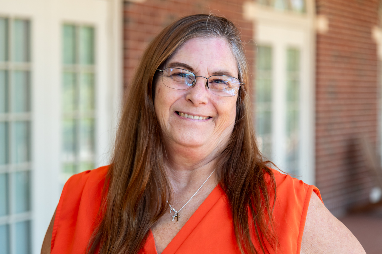 Headshot of Dianne Holba