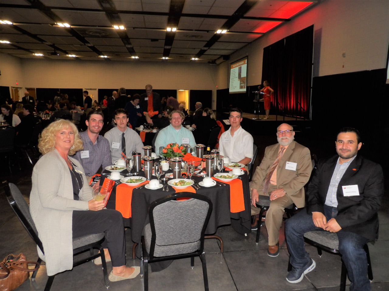 Dr. Jack Pashin visiting with five male students and a students mother at the banquet dinner table.