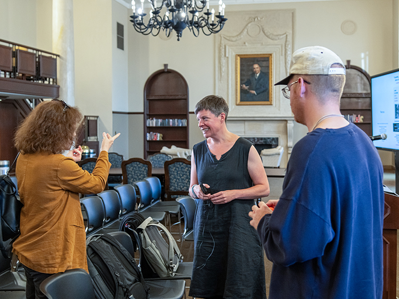 Louise Siddons visiting with a man and woman Louise Siddons visiting with a man and woman
